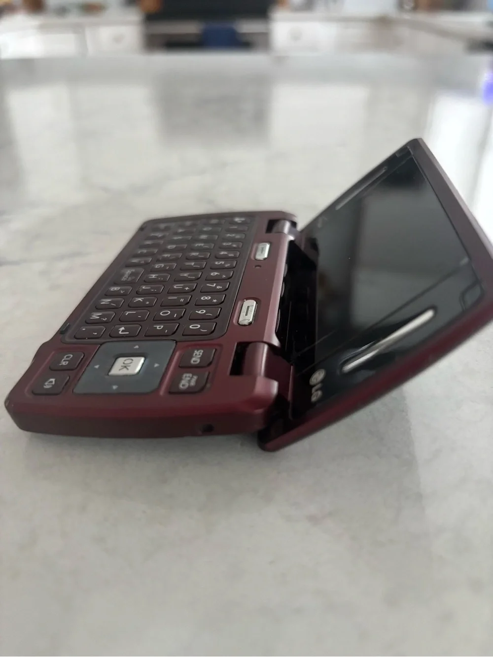 LG enV3 Y2K flip Phone from Verizon with keyboard, charger and box